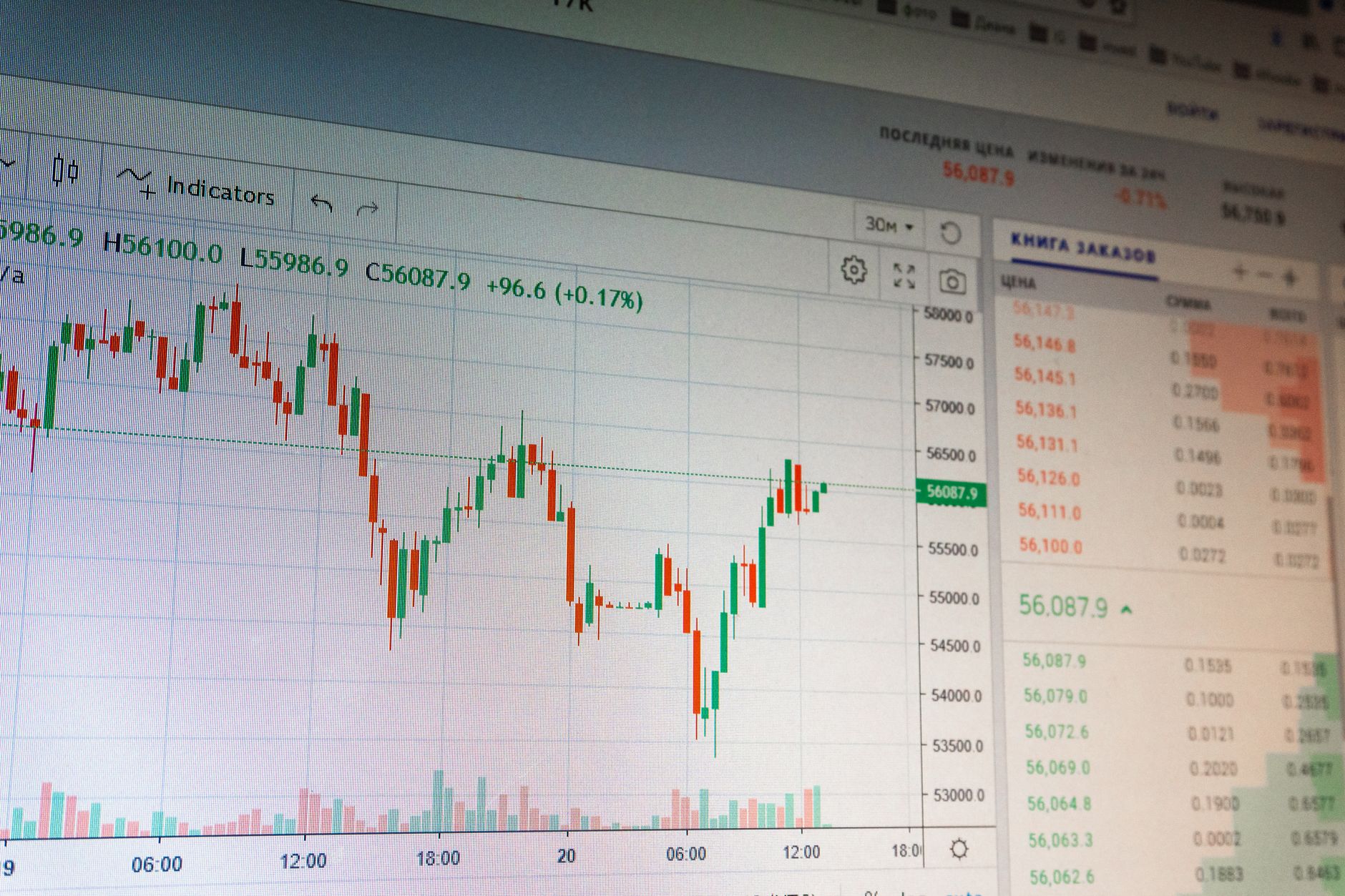 Ilustrasi: Close-up of digital cryptocurrency market graph showing price fluctuations and trading data.