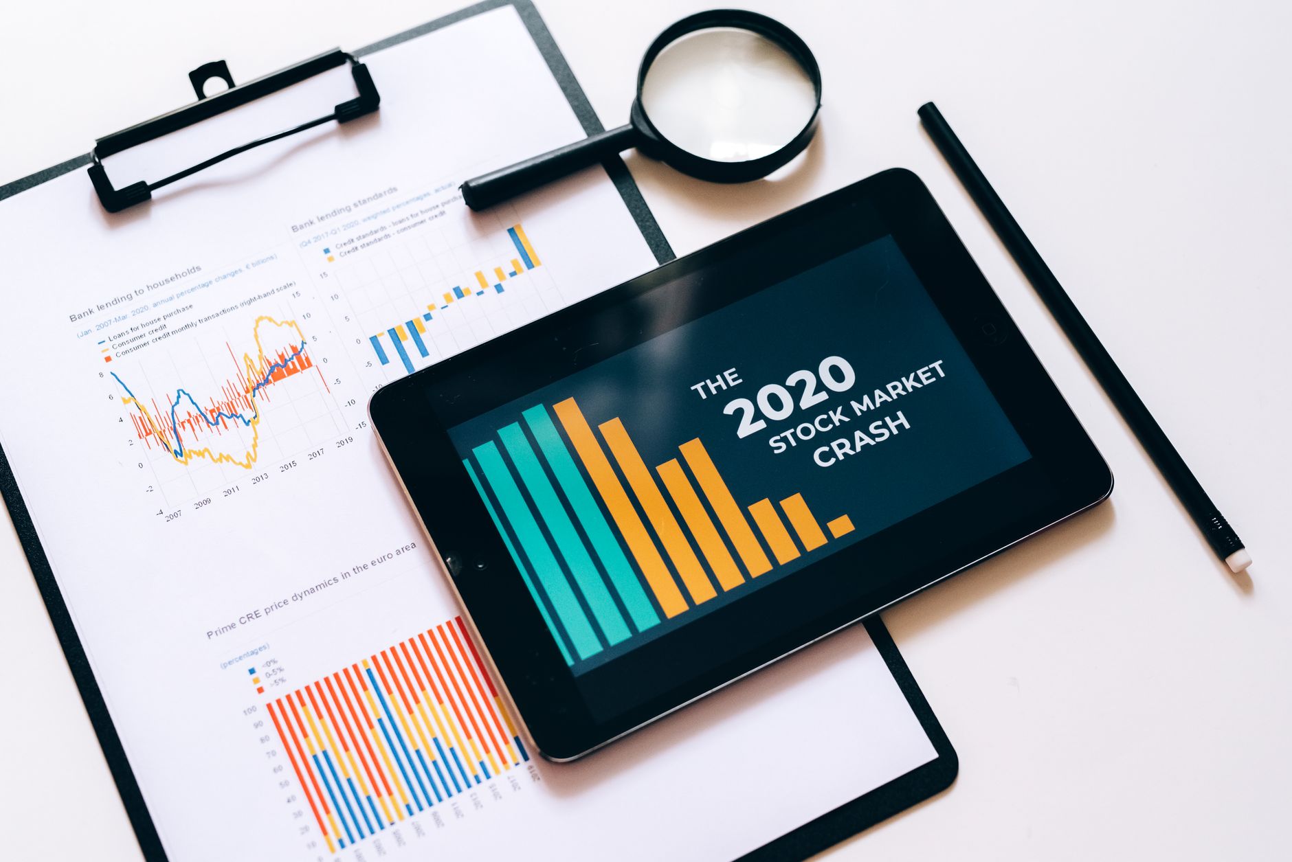 Ilustrasi: Close-up of financial graphs and digital tablet highlighting 2020 stock market crash.