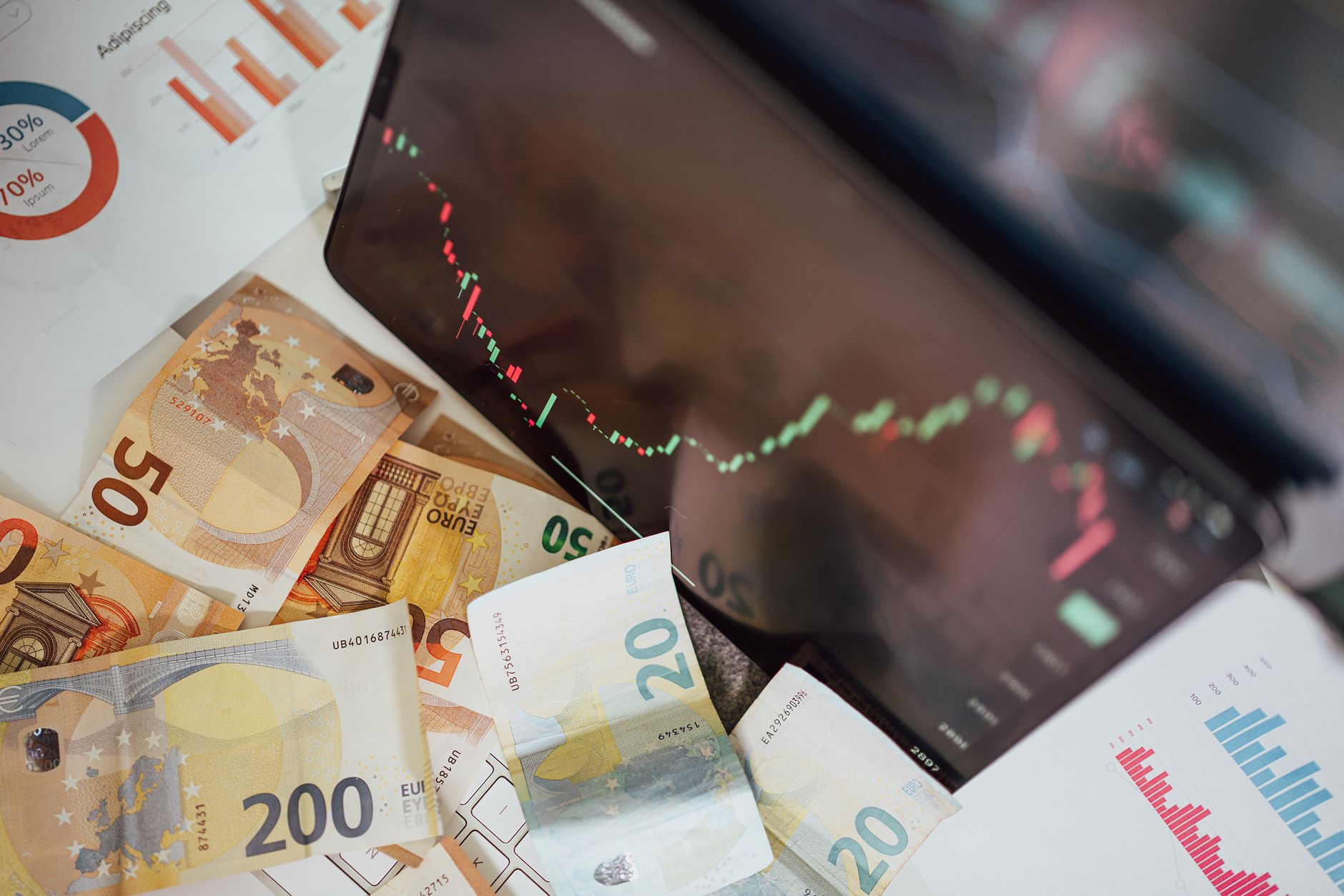 Ilustrasi: Close-up of euro banknotes with a digital stock market chart displaying a downward trend, symbolizing financial volatility.
