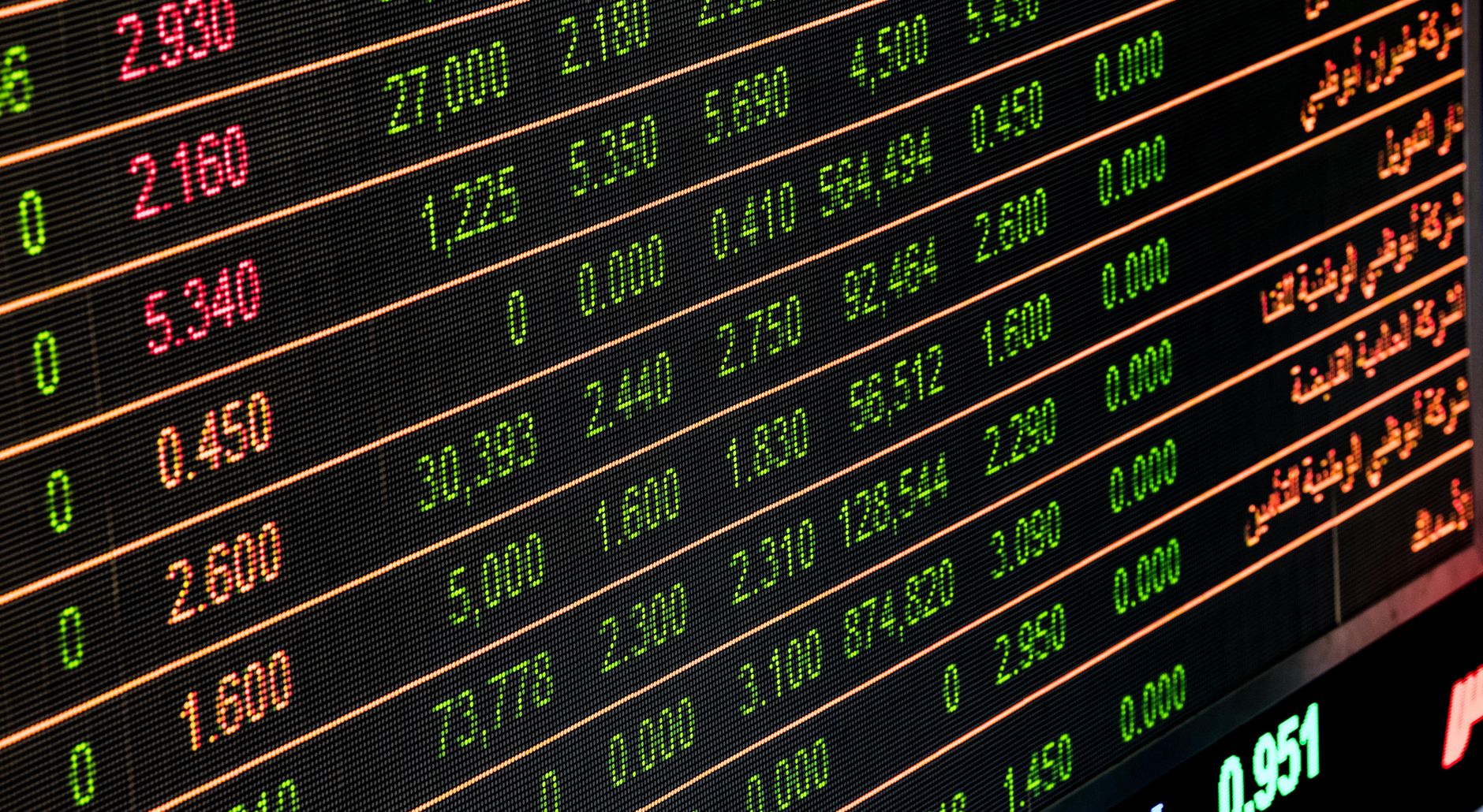 Ilustrasi: Detailed view of a stock market screen showing numbers and data, symbolizing financial trading.