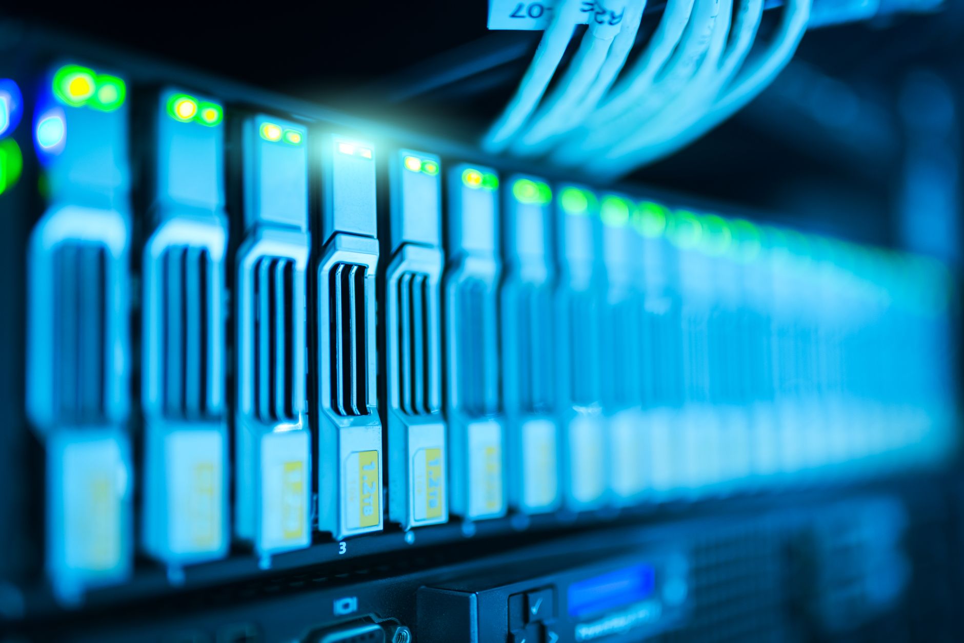 Ilustrasi: Detailed image of a server rack with glowing lights in a modern data center.