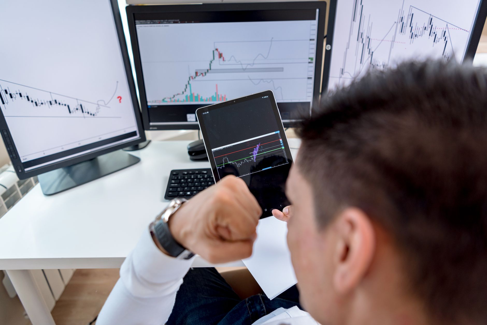 Ilustrasi: A trader confidently viewing stock market charts on multiple monitors in a modern workspace.