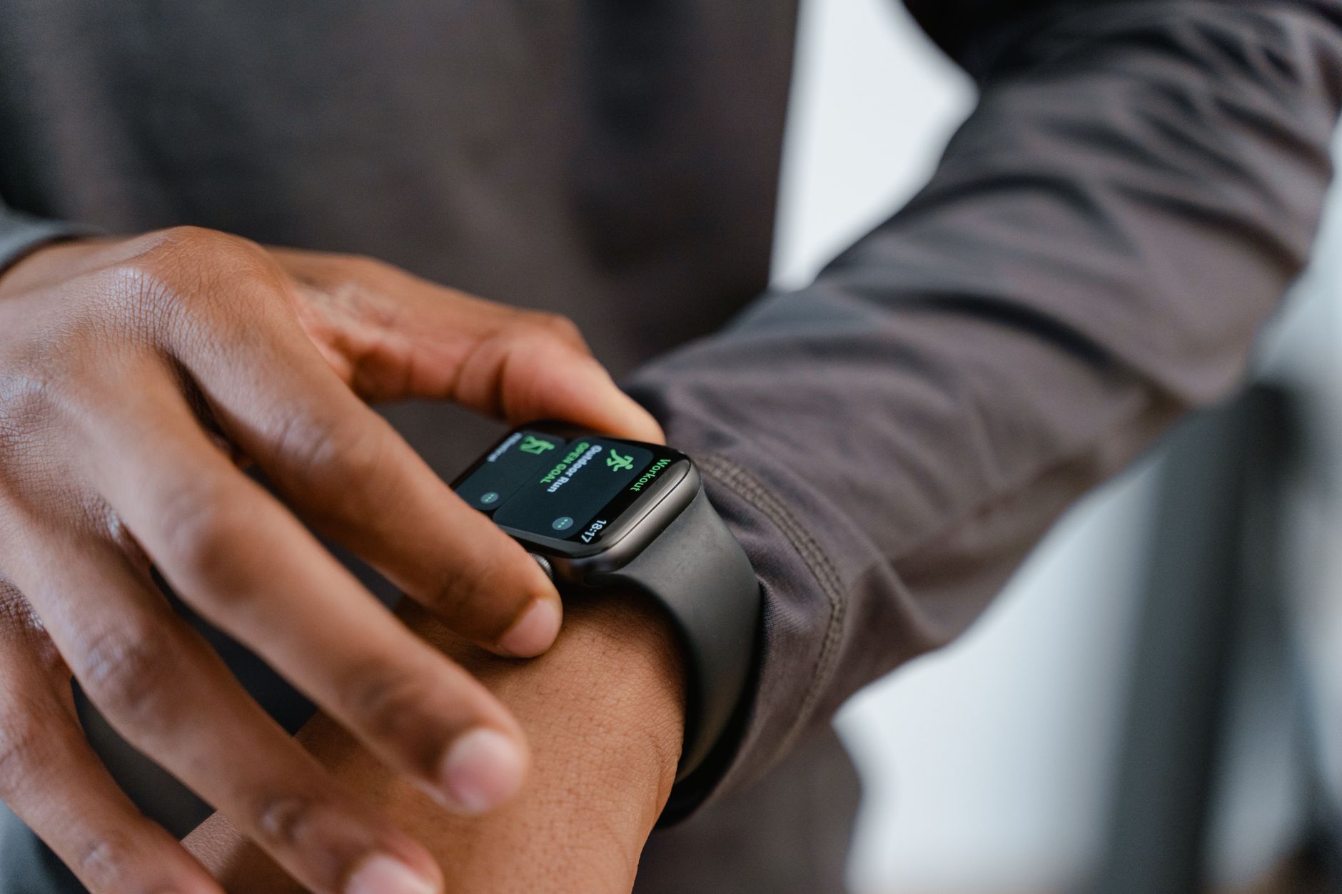 Ilustrasi: A detailed view of a smartwatch tracking fitness on a person's wrist.