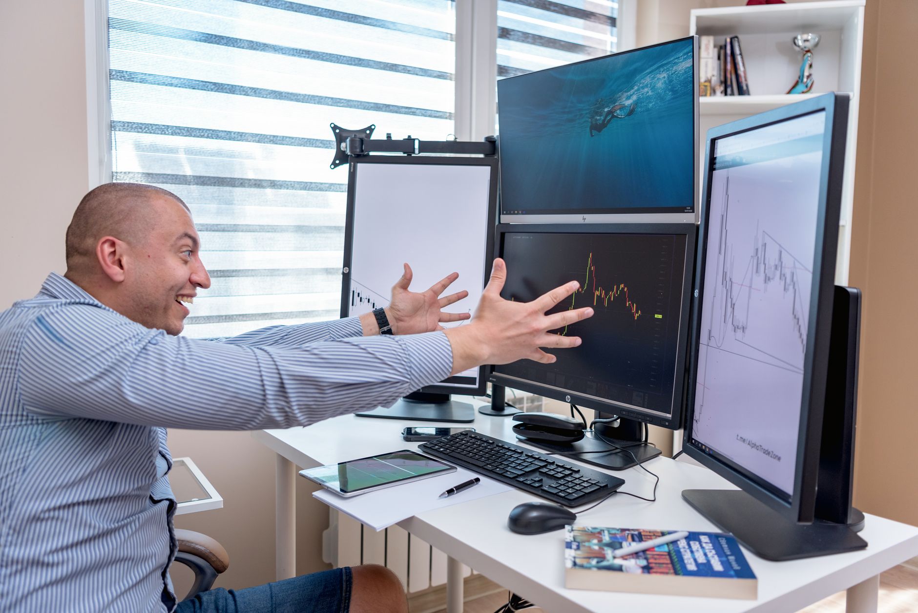Ilustrasi: A joyful day trader celebrates a market victory in a modern office setup with multiple monitors displaying stock charts.