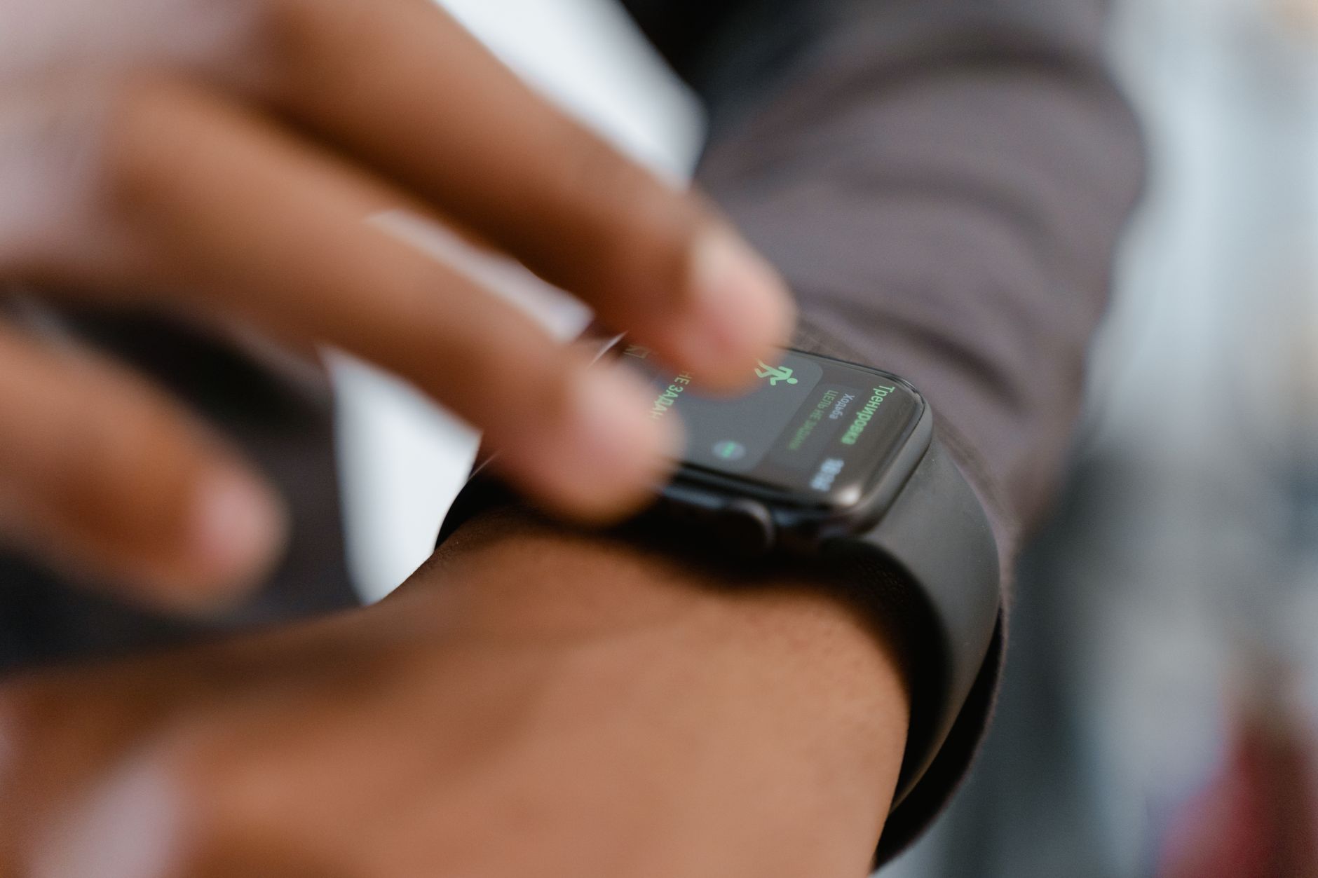 Ilustrasi: A detailed image showing a person interacting with a smartwatch, highlighting fitness tracking capabilities.