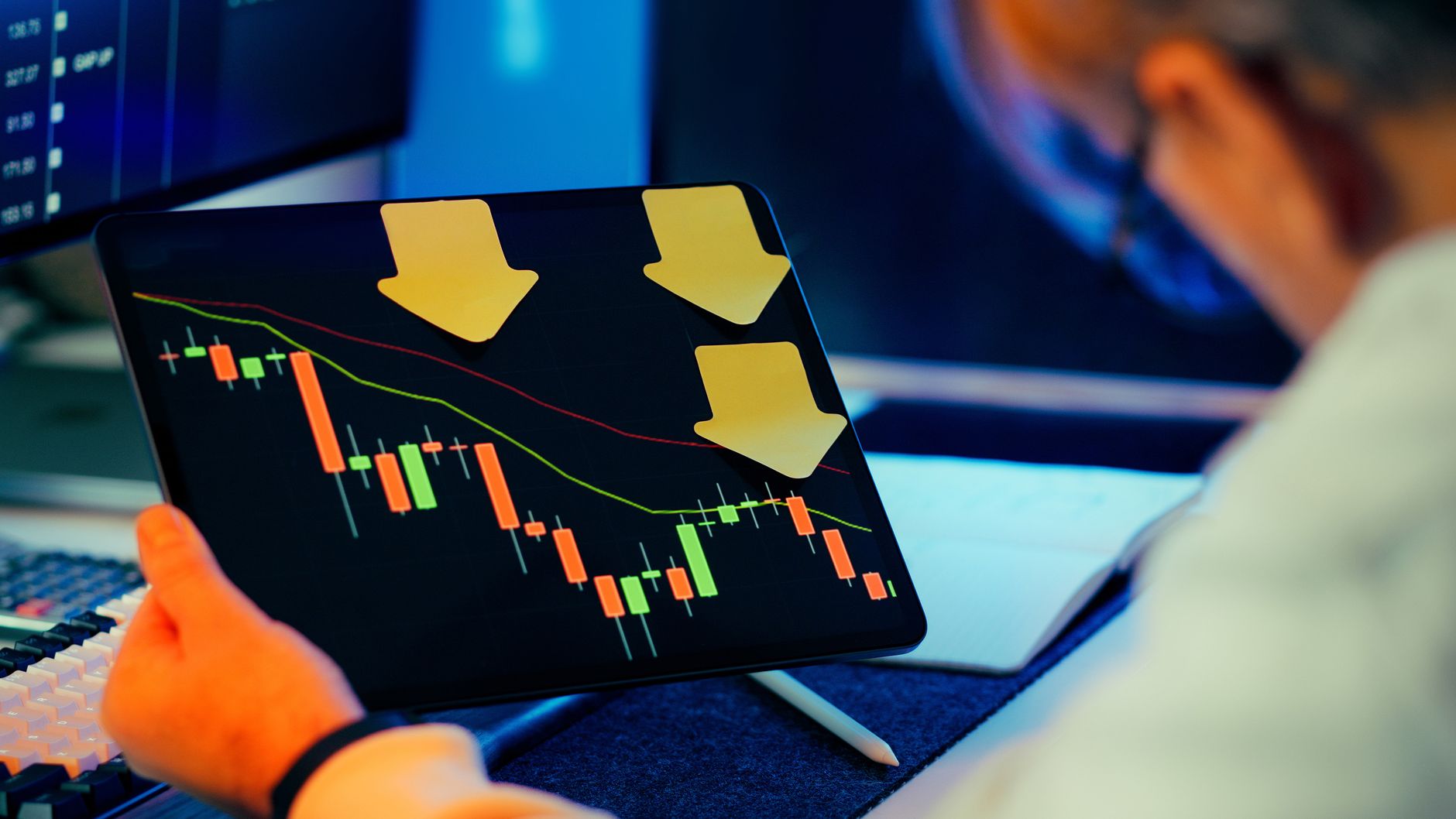Ilustrasi: A businessman analyzing a bearish stock market trend on a tablet, indicating financial instability and potential crisis.