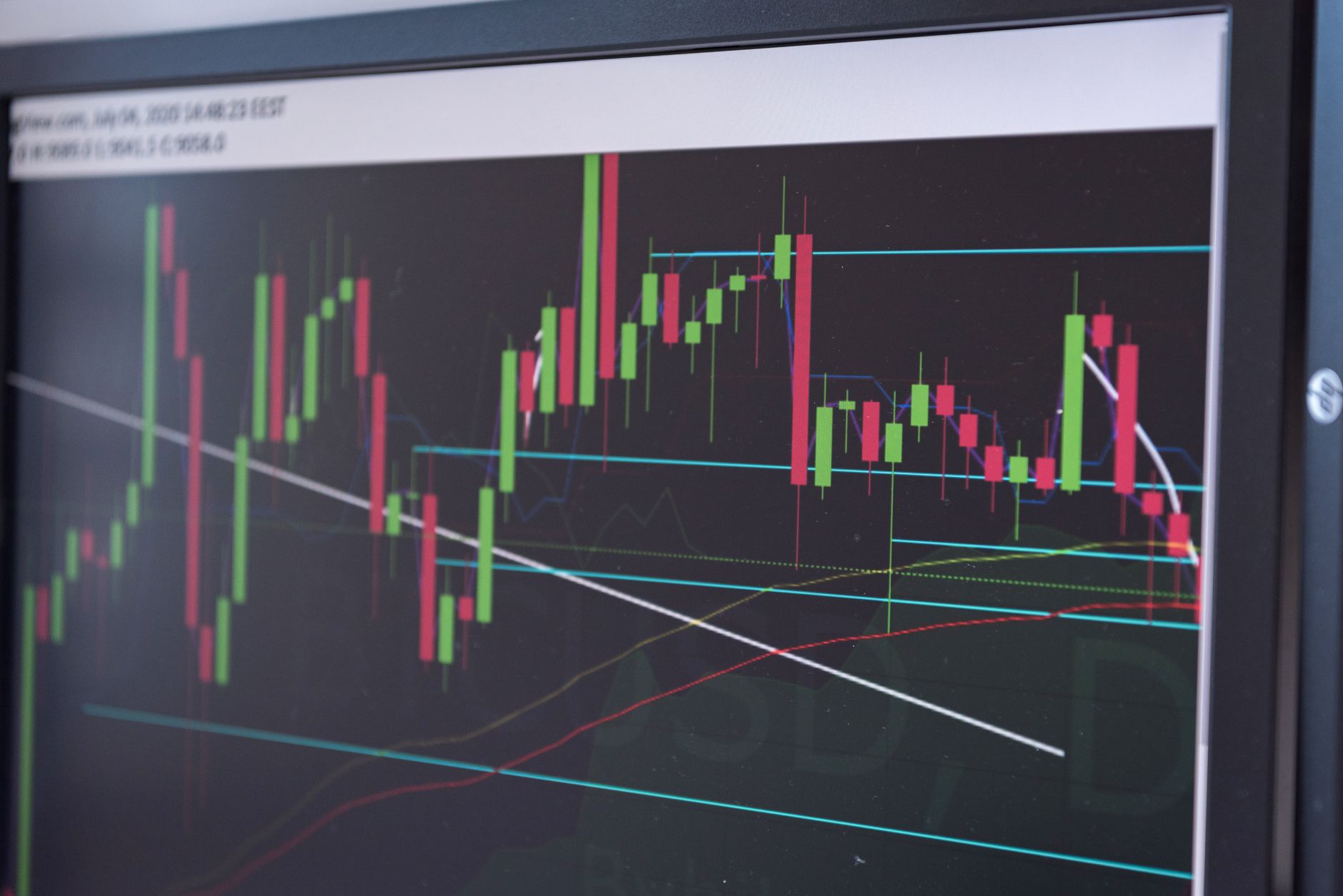 Ilustrasi: A close-up view of a cryptocurrency trading chart displayed on a monitor, showcasing market trends.